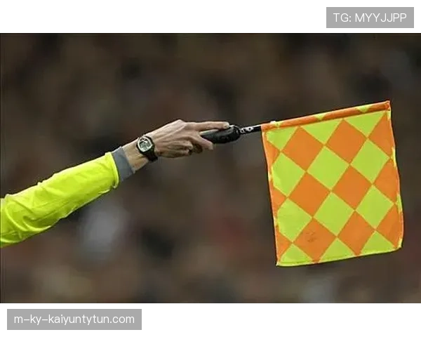 延迟举旗判罚背后的规则细节，裁判如何把握时机避免误判？