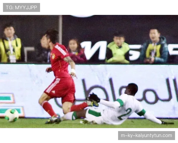 足球铲球规则详解：准确判罚与犯规界限的关键标准